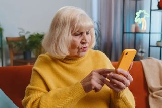 Senioři často platí za telefon zbytečně moc. Mnozí přitom přicházejí o 200 Kč od státu